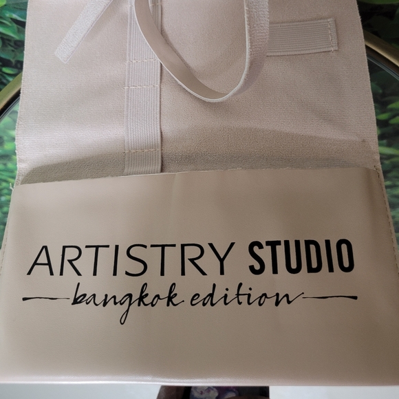 Artistry studio bangkok edition makeup brushes bag - Picture 9 of 13
